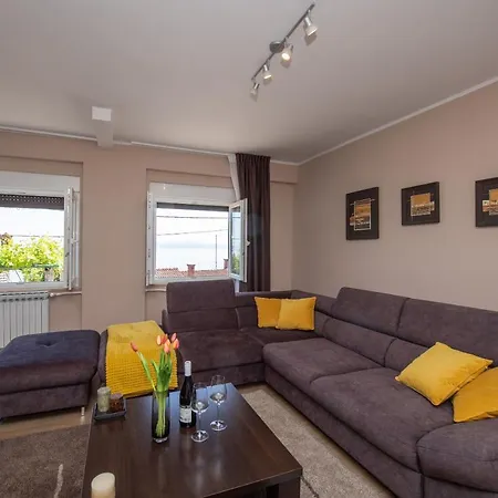 Apartment Carmen *